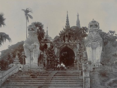 Die Shwedagon-Pagode in Rangoon, Burma, ca. 1860 von English Photographer